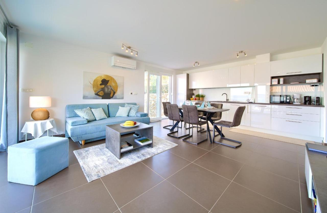 Villa Solis Lacus Modern Apartment - Private Heated Pool - Smart Tv Sky X - Free Parking Njivice Bagian luar foto