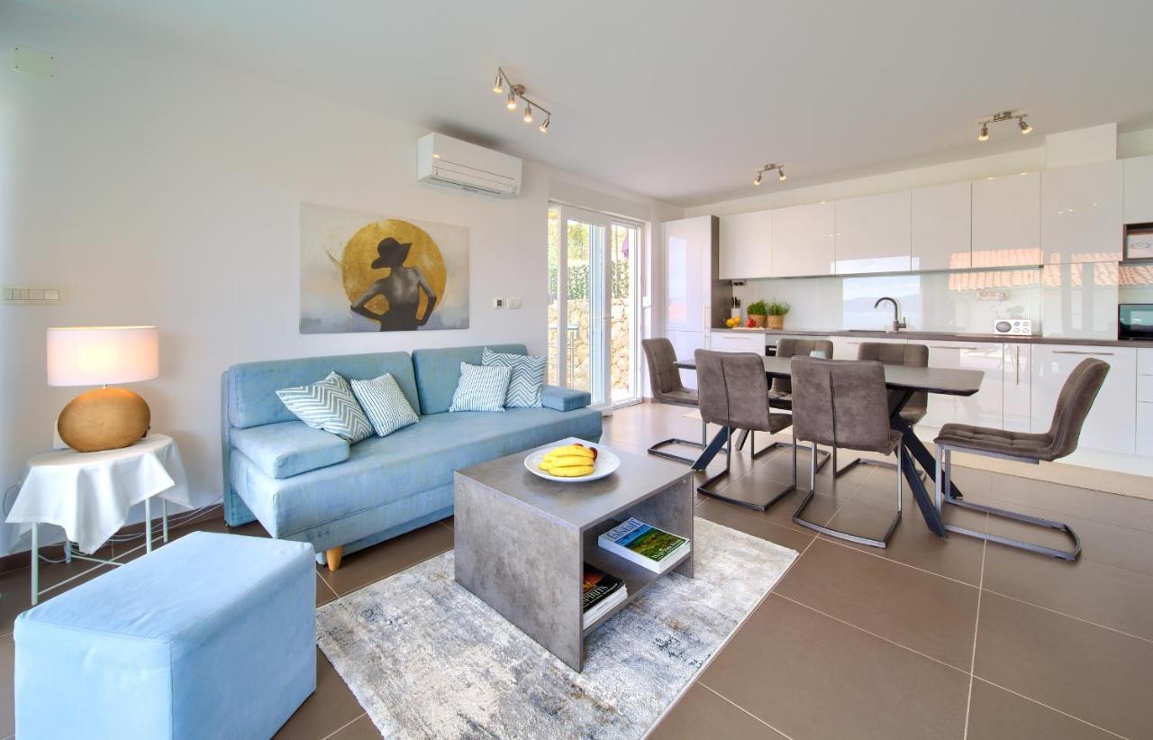 Villa Solis Lacus Modern Apartment - Private Heated Pool - Smart Tv Sky X - Free Parking Njivice Bagian luar foto