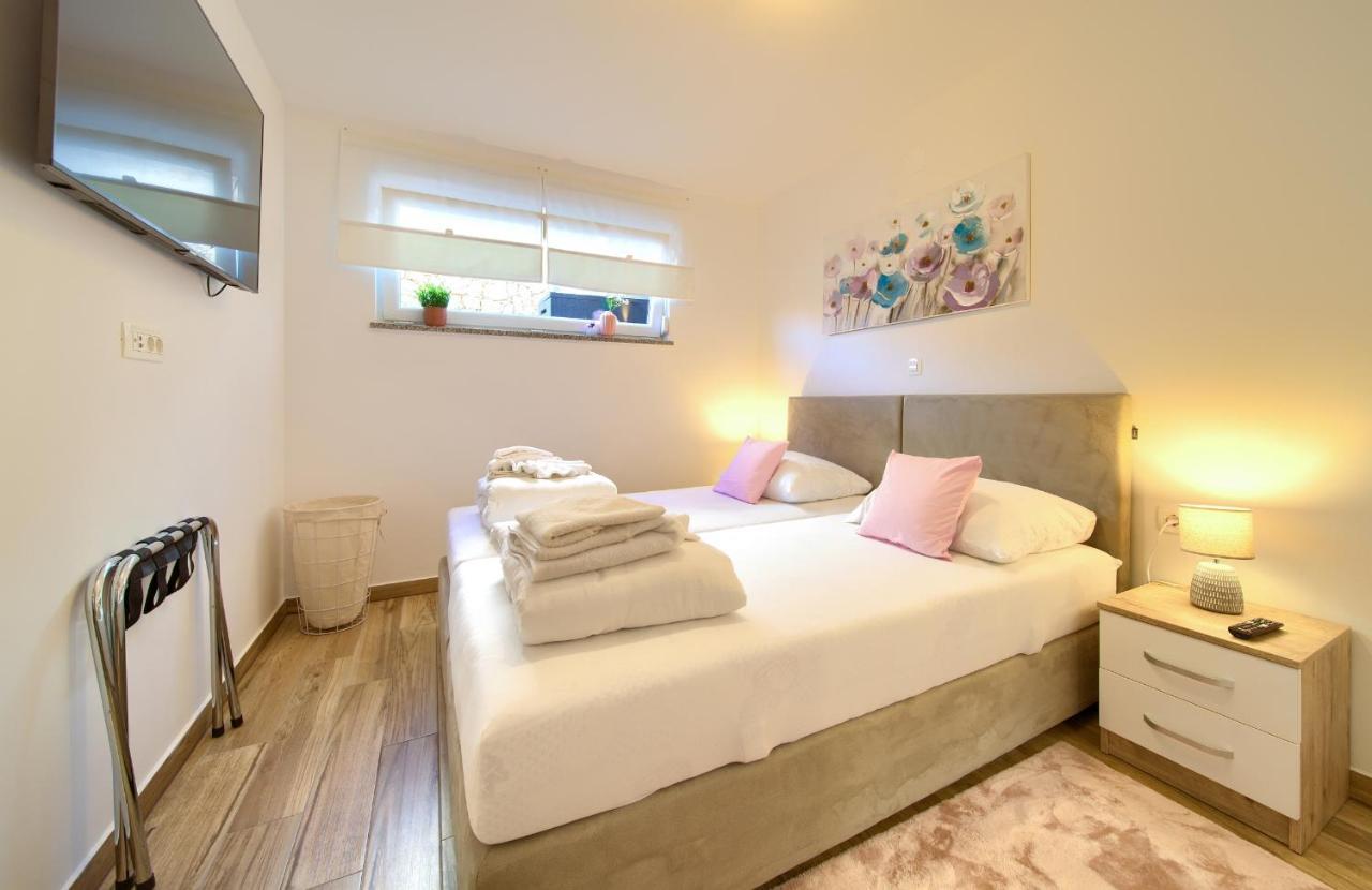 Villa Solis Lacus Modern Apartment - Private Heated Pool - Smart Tv Sky X - Free Parking Njivice Bagian luar foto