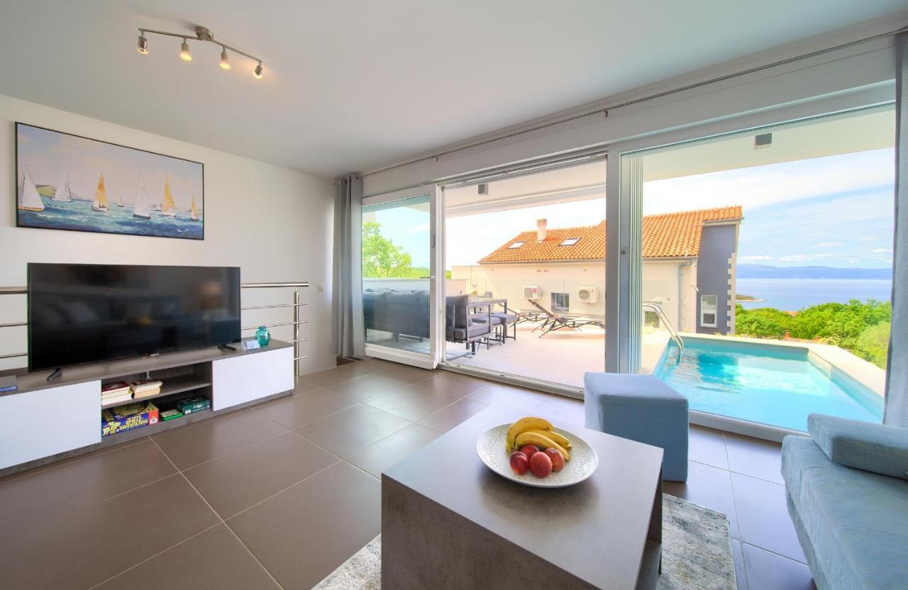 Villa Solis Lacus Modern Apartment - Private Heated Pool - Smart Tv Sky X - Free Parking Njivice Bagian luar foto