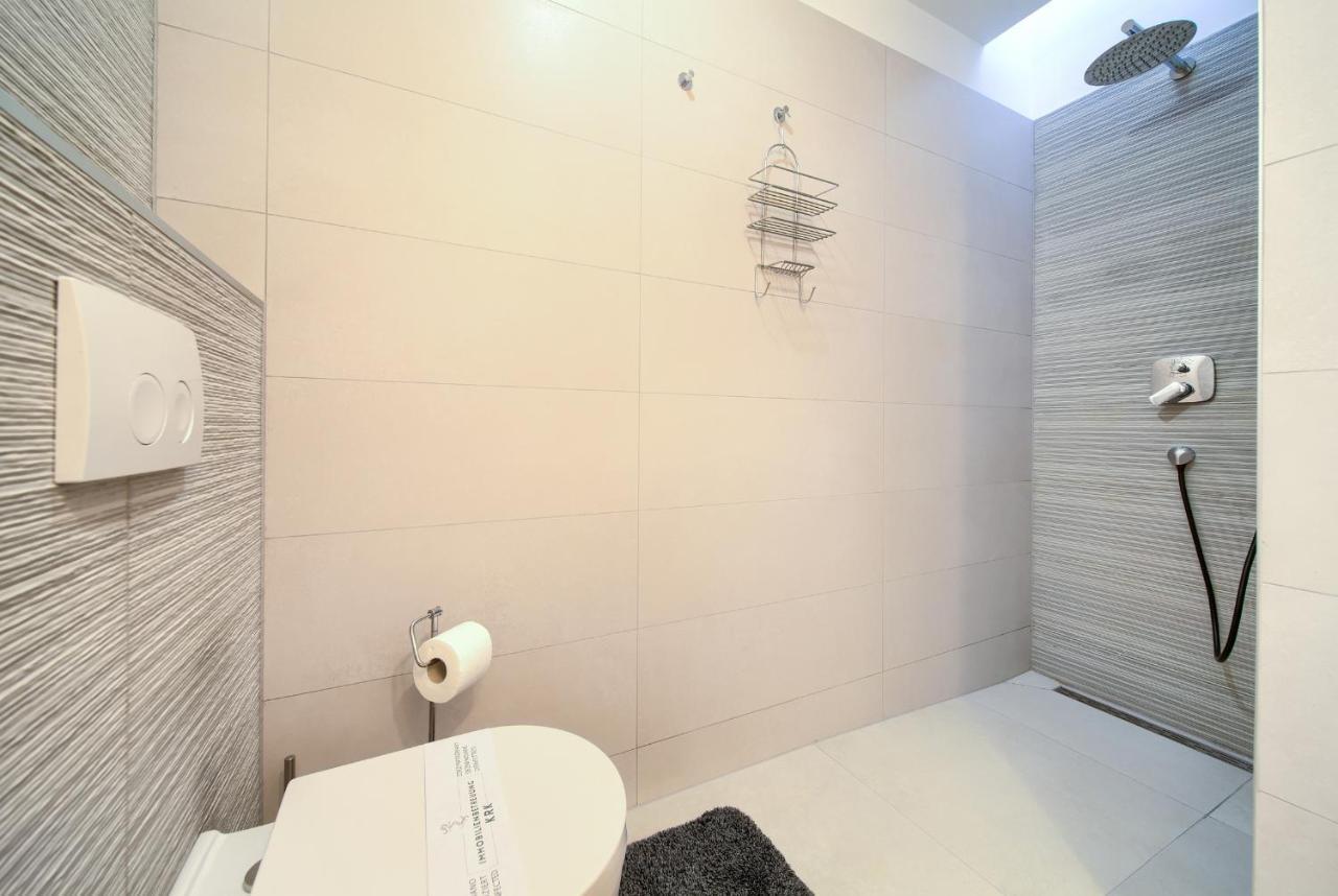 Villa Solis Lacus Modern Apartment - Private Heated Pool - Smart Tv Sky X - Free Parking Njivice Bagian luar foto