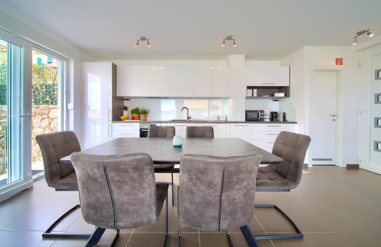 Villa Solis Lacus Modern Apartment - Private Heated Pool - Smart Tv Sky X - Free Parking Njivice Bagian luar foto
