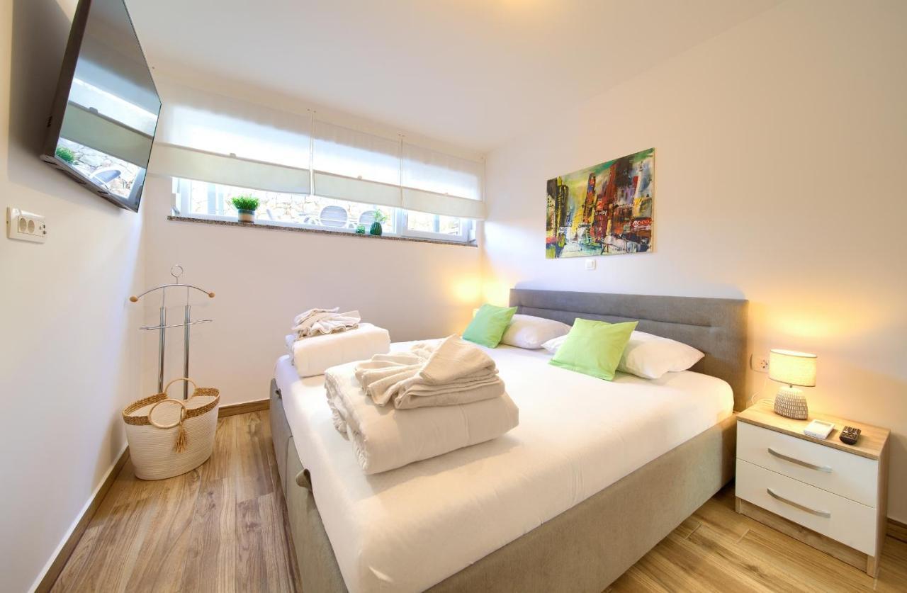 Villa Solis Lacus Modern Apartment - Private Heated Pool - Smart Tv Sky X - Free Parking Njivice Bagian luar foto