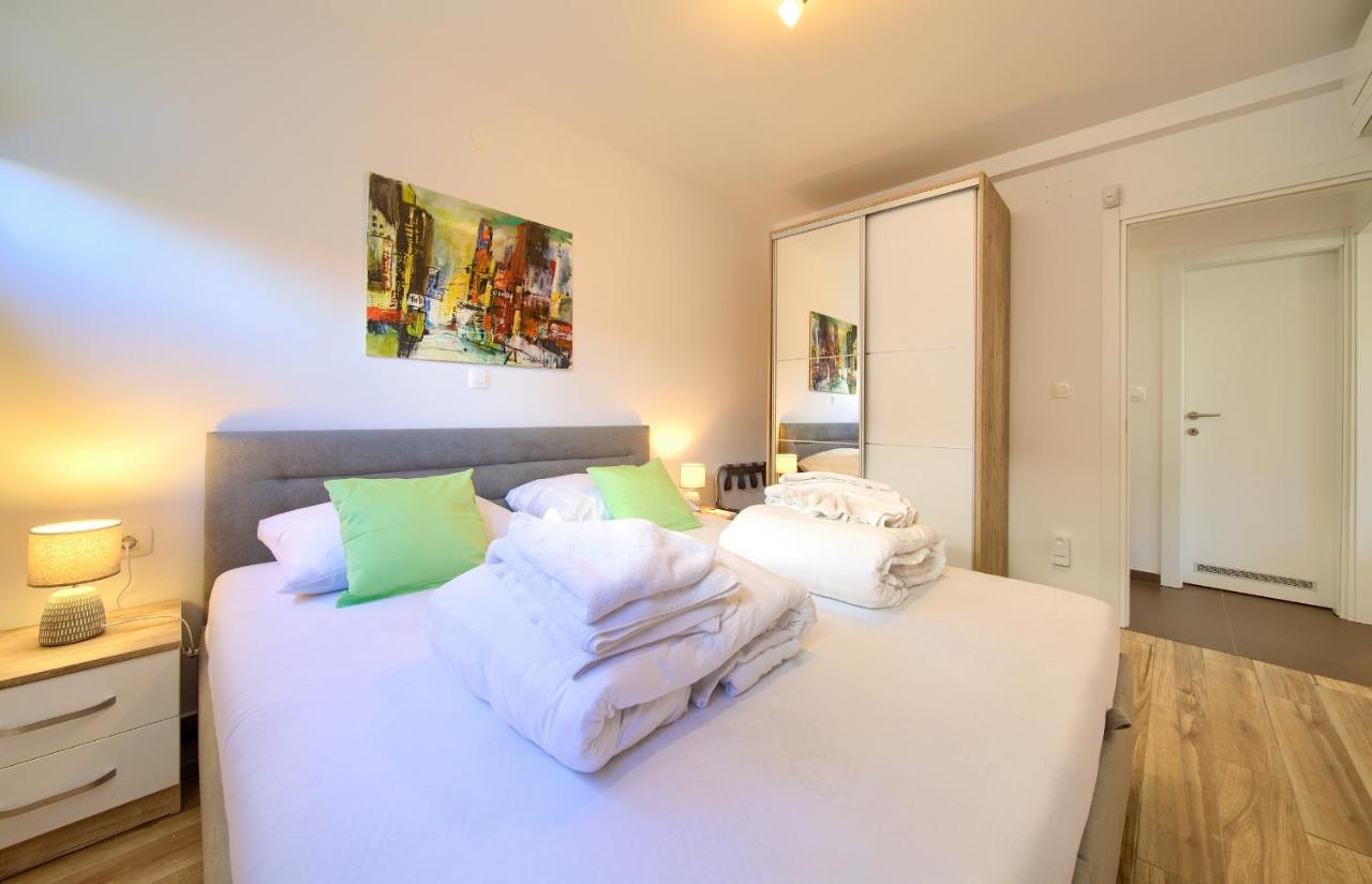 Villa Solis Lacus Modern Apartment - Private Heated Pool - Smart Tv Sky X - Free Parking Njivice Bagian luar foto