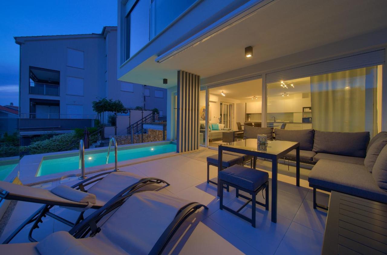 Villa Solis Lacus Modern Apartment - Private Heated Pool - Smart Tv Sky X - Free Parking Njivice Bagian luar foto